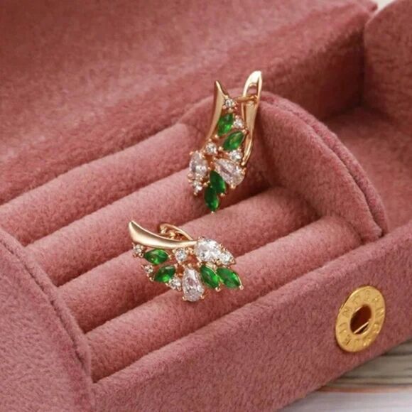 ⭐️ Unique Green Zircon Leaf Shape Earrings - Picture 6 of 9